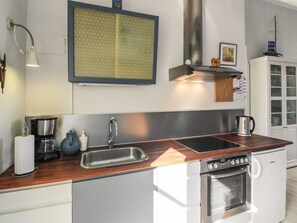 Fridge, cookware/dishes/utensils