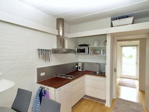 Kühlschrank, Mikrowelle, Kochgeschirr/Geschirr/Besteck