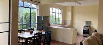Cozy stay heart of the island accessible to public transport and attractions