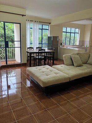 TV - Cozy stay  heart of the island accessible to public transport and attractions  (Rose Hill)