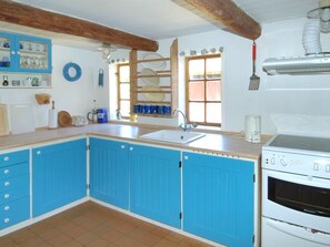 Køleskab, ovn, opvaskemaskine, højstol