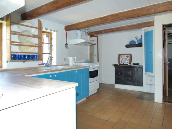 Køleskab, ovn, opvaskemaskine, højstol