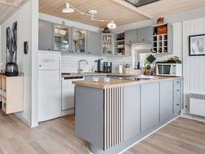 Kjøleskap, mikrobølgeovn, oppvaskmaskin og kjøkkenutstyr