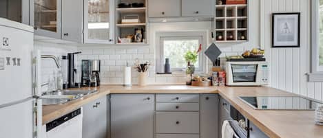 Fridge, microwave, dishwasher, cookware/dishes/utensils