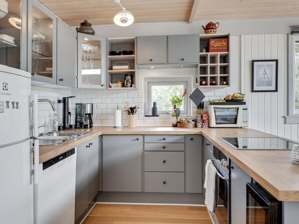 Kylskåp, mikrovågsugn, diskmaskin och grytor/köksredskap