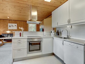 Refrigerador, lavavajillas y utensilios de cocina 