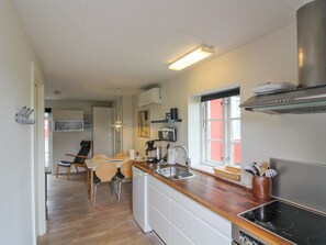 Fridge, oven, cookware/dishes/utensils - "Lutz" - 6km from the sea by Interhome (Aakirkeby)