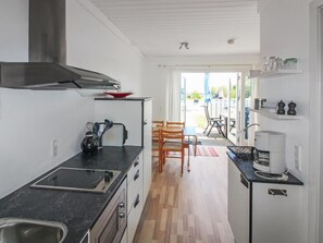 Køleskab, mikrobølgeovn, højstol, køkkentøj/tallerkener/redskaber