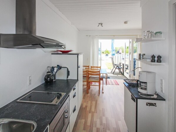 Een koelkast, een microgolfoven, een kinderstoel