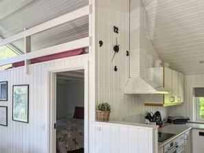 Køleskab, mikrobølgeovn, opvaskemaskine, køkkentøj/tallerkener/redskaber