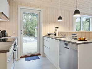 Køleskab, opvaskemaskine, køkkentøj/tallerkener/redskaber