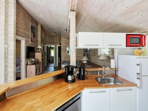 Kjøleskap, mikrobølgeovn, ovn og oppvaskmaskin