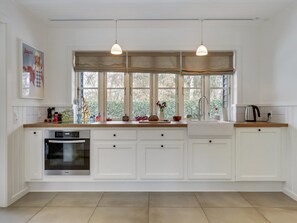 Fridge, oven, dishwasher, cookware/dishes/utensils