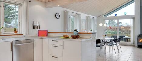Kühlschrank, Mikrowelle, Ofen, Geschirrspüler