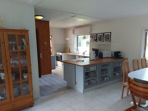 Refrigerador, microondas, lavavajillas y utensilios de cocina