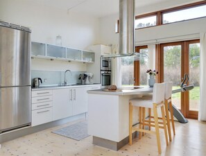 Réfrigérateur, four à micro-ondes, un four, lave-vaisselle