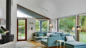 Ein modernes Wohnzimmer mit einer Sofagarnitur, einem Couchtisch und einem Kamin.