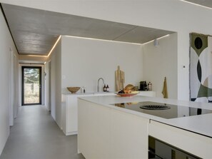 Køleskab, mikrobølgeovn, opvaskemaskine, køkkentøj/tallerkener/redskaber