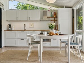 Kühlschrank, Geschirrspüler, Kochgeschirr/Geschirr/Besteck
