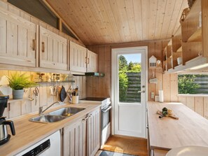 Een koelkast, een oven, een vaatwasser, een kinderstoel