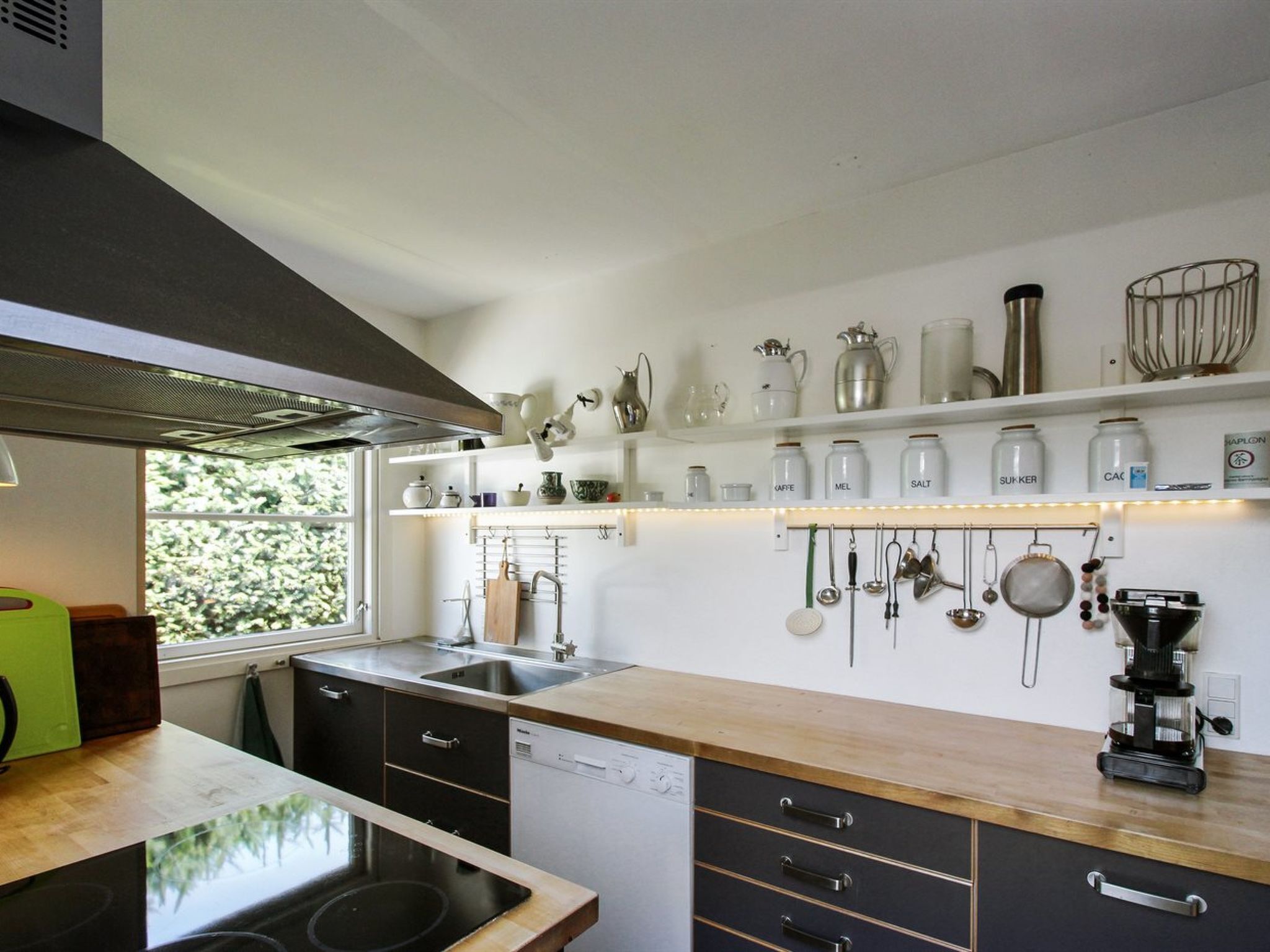 Kjøleskap, mikrobølgeovn, ovn og oppvaskmaskin