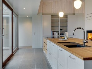 Jääkaappi, mikroaaltouuni, uuni, astianpesukone