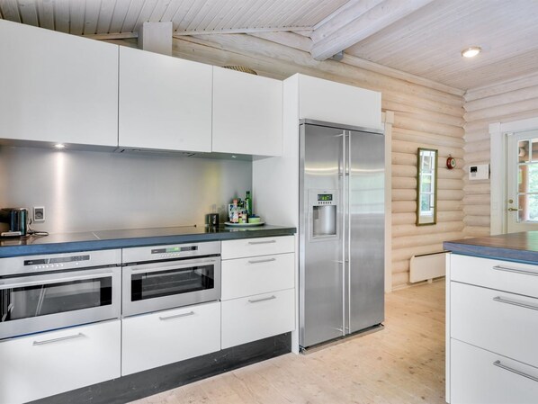 Kühlschrank, Geschirrspüler, Kochgeschirr/Geschirr/Besteck