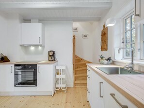 ثلاجة، فرن، غسالة أطباق، مستلزمات طهي/أطباق/أوعية