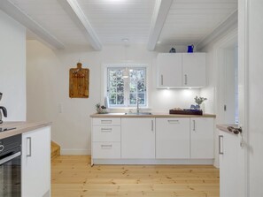 Fridge, oven, dishwasher, cookware/dishes/utensils