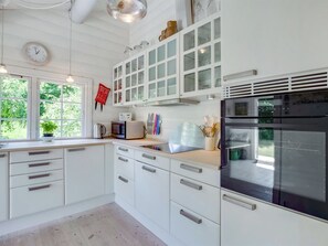 Kjøleskap, mikrobølgeovn, oppvaskmaskin og høy barnestol