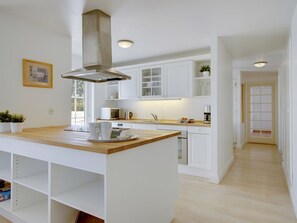 Kühlschrank, Mikrowelle, Geschirrspüler, Kochgeschirr/Geschirr/Besteck