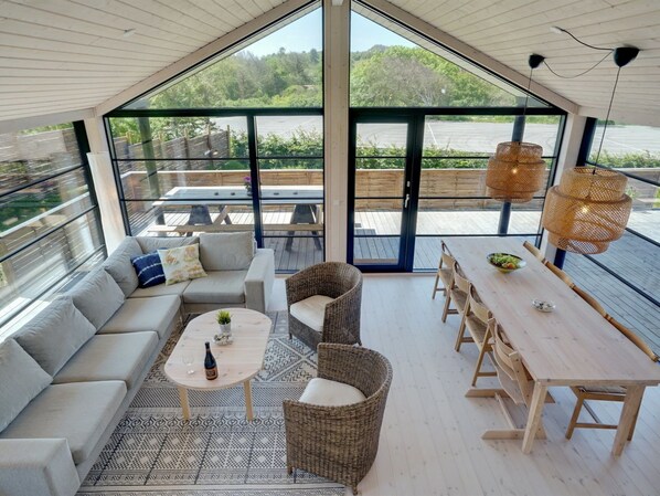 Fernseher, Kamin, DVD-Player