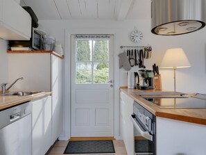 Kjøleskap, mikrobølgeovn, oppvaskmaskin og kjøkkenutstyr