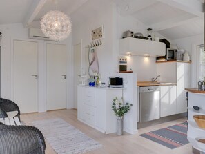 Køleskab, mikrobølgeovn, opvaskemaskine, køkkentøj/tallerkener/redskaber