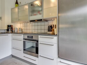 Kühlschrank, Mikrowelle, Geschirrspüler, Kochgeschirr/Geschirr/Besteck