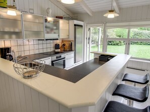 Kühlschrank, Mikrowelle, Geschirrspüler, Kochgeschirr/Geschirr/Besteck