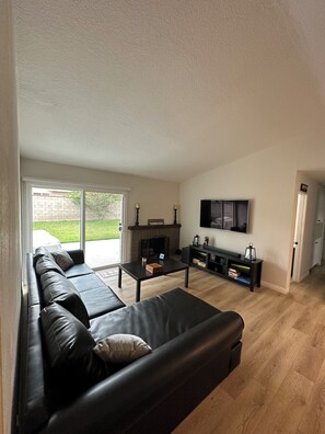 Living area - Rustic, Modern Home with XL Backyard. Near Orange County and Los Angeles County! (Chino)