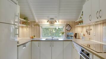 Køleskab, ovn, opvaskemaskine, højstol