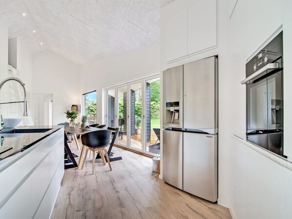 Refrigerador, lavavajillas y utensilios de cocina