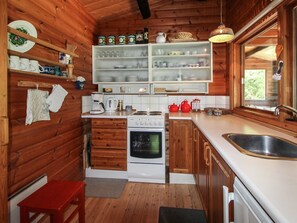 Frigorifero, forno, seggiolone, pentole/stoviglie/utensili