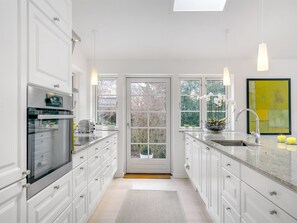 Kjøleskap, ovn, oppvaskmaskin og kjøkkenutstyr