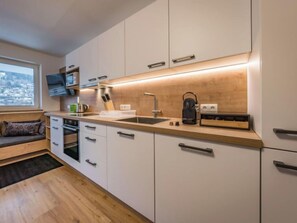 Kühlschrank, Ofen, Toaster, Kochgeschirr/Geschirr/Besteck