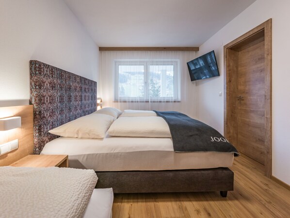 5 Schlafzimmer, Schreibtisch, WLAN