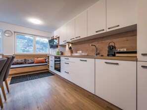 Kühlschrank, Ofen, Toaster, Kochgeschirr/Geschirr/Besteck