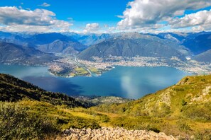A panoramic view of a mountainous landscape with a lake, a town, and a road. - Appartamento Lago e Monti - Garage & Terrace in Locarno (Locarno)