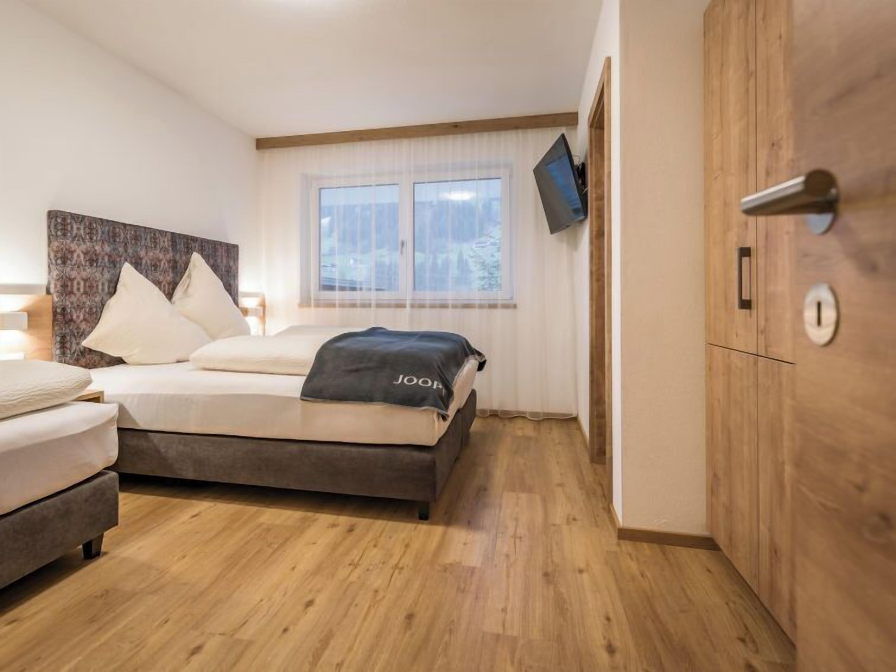 2 bedrooms, desk, internet