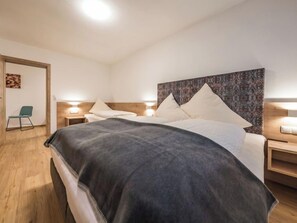 2 bedrooms, desk, Internet