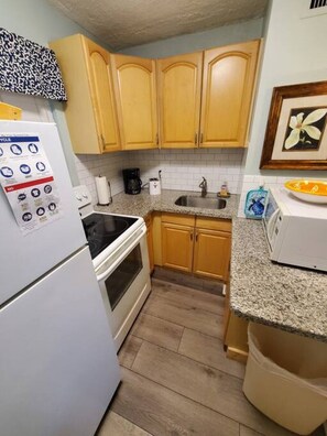 雪櫃、微波爐、焗爐、爐具