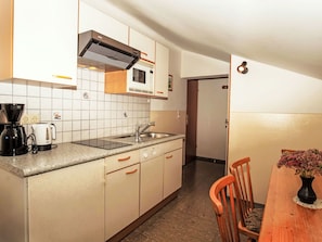 Kühlschrank, Ofen, Geschirrspüler, Kochgeschirr/Geschirr/Besteck