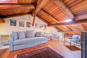 อพาร์ทเมนท์สำหรับครอบครัว, หลายห้องนอน (San Marco Lodge Apt Mountain Retreat) | บริเวณนั่งเล่น | ทีวีจอแบน 21 นิ้ว พร้อมช  ่องดิจิตอล